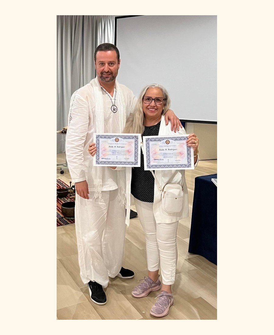 JavierMa con alumna y certificados de Reiki