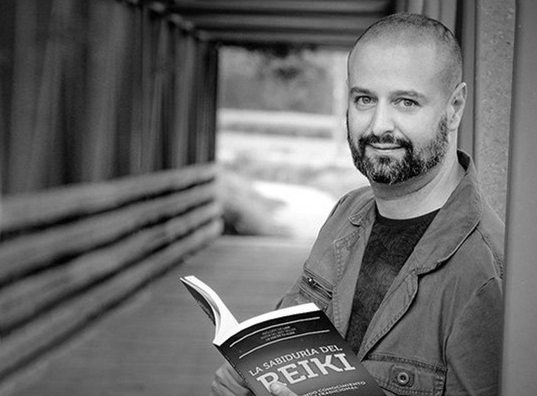JavierMa con uno de sus libros