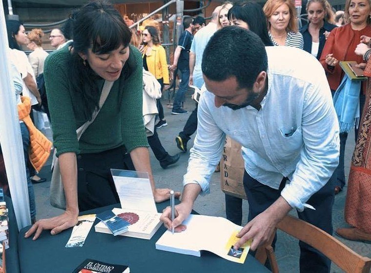 JavierMa firmando libros en un evento